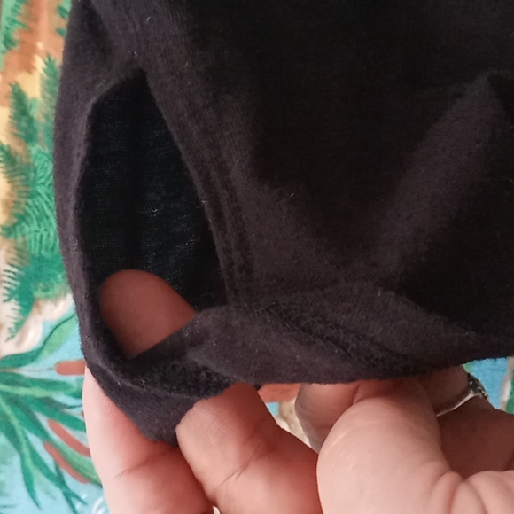 Cute, Girl's size 7/8 (M), Minnie Mouse Top with Red Sparkles by Disney ❤️🖤 - Picture 8 of 10